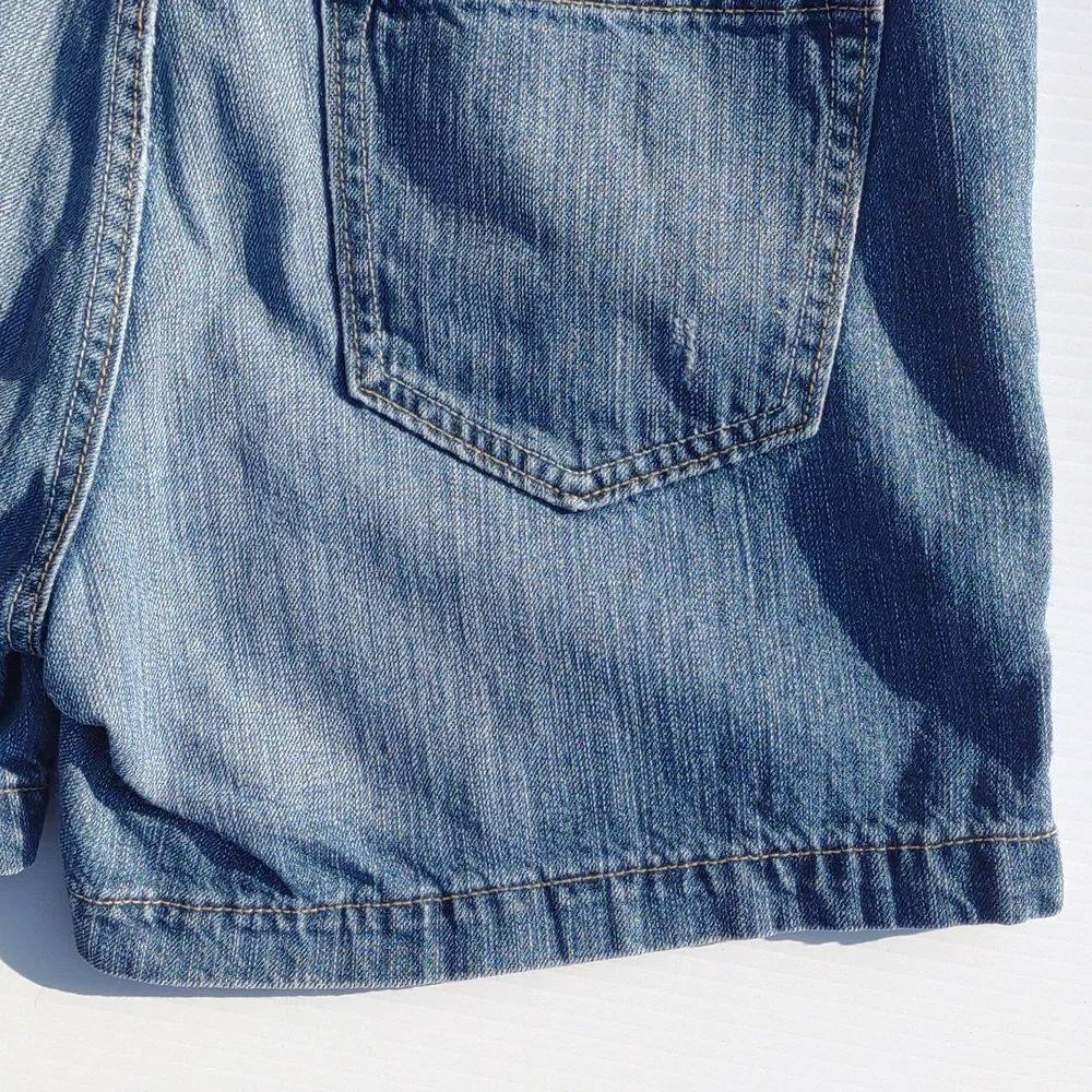 🌜OLD NAVY Mid-Rise Distressed Shorts in Medium Dark Wash - Picture 13 of 16